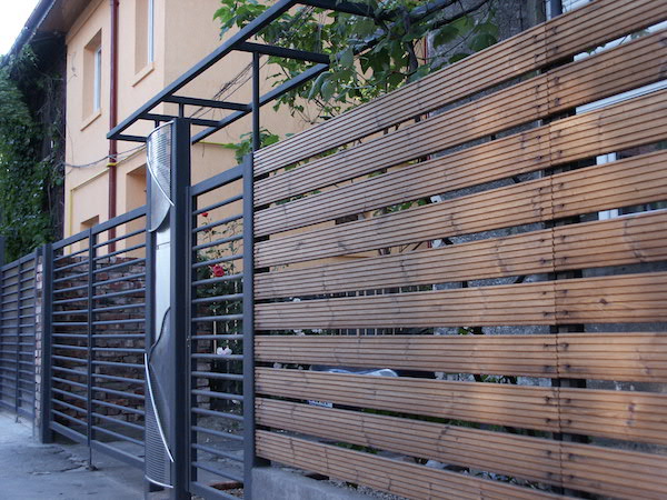 Poarta si gard din otel placat cu lemn